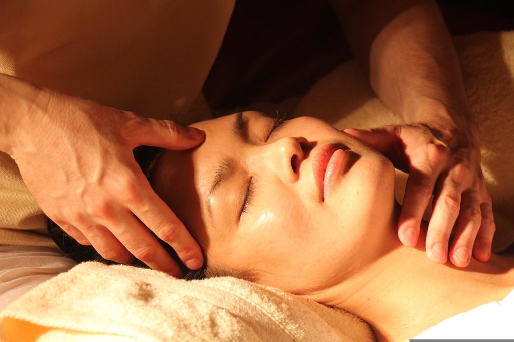Massage relaxant du visage sous une lumière dorée